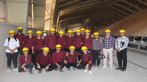 بازدید دومین گروه از دانش‌آموزان هنرستان فنی امام خامنه‌ای داراب از کارخانه سیمان